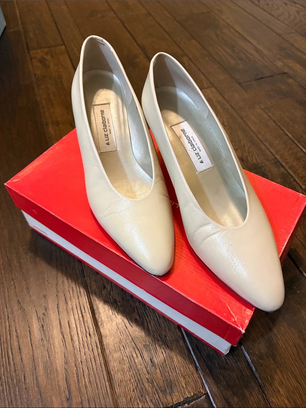 Liz Claiborne Neutral Cream Pointed-Toe Leather Pumps